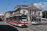 Ein vom Tw.1567 geführtes Tandem und Skoda Astra 1811 begegnen am Malinevskeho nam. vor dem Nationaltheater. (19.07.2014)