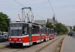 Tw.1708 auf der Fahrt nach Stary Liskovec bei einem kurzen Zwischenhalt an der Hst. Kridlovicka ulica, im Hintergrund der brünner Dom.(15.05.2015)