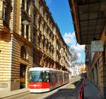 Liberec/Reichenberg__Das Einzel-Exemplar [EVO 2] NF-Tw 84 von 2012 vor klassischer Architektur auf Linie 2,__04-03-2024