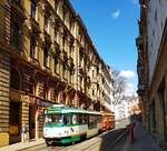 Liberec/Reichenberg__Tatra-Zug mit NF-Tw 31 [T3] auf Linie 3 zwischen prächtigen Bürgerhäuser-Fassaden.__04-03-2024