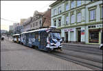 Tatra Tram 32 kommt hier am 4.10.2026 mit dem zweiten Motorwagen 83 aus Richtung Hauptbahnhof in Liberec und ist als Linie 3 um 17.45 Uhr zur Stadtmitte unterwegs.