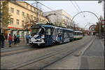 Tatra Tram 32 h�lt hier auf der Linie 3 in der Stadtmitte auf der F�gnerova am 4.10.2026 um 16.10 Uhr. Als zweiter Motorwagen ist der ET 83 angekuppelt. Offensichtlich werden wegen der enormen Steigungen im Stadtgebiet von Liberec keine Beiwagen sond ...