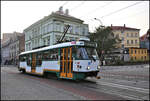Tatra Tram 47 ist hier auf der Linie 11 auf dem unteren Teil der 1.Maje in Liberec am 5.10.2026 um 17.47 Uhr kurz vor dem Einkaufszentrum Forum in Richtung Stadtmitte unterwegs. 