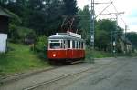 In der Haltestelle Prosec Vyhybna wartet der Museums-Tw 117 der Übelandstraßenbahn von Liberec nach Jablonec am 15.06.2013 die Kreuzung mit einem Triebwagen nach Liberec ab