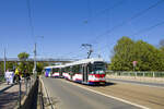 Auf den Linien 3 und 5 in Olomouc kommen aufgrund der Stumpfendstelle U Kaplički planm��ig Heck-an-Heck gekuppelte Wagen zum Einsatz. Hierf�r wurden Fahrzeuge mit T�ren auf beiden Seiten angeschafft. Am 30. April 2026 war die Vario LF+/O - Garnitur 106 + 105 auf der Linie 5 im Einsatz und konnte unweit der Haltestelle �antovka angetroffen werden. Am linken Bildrand ist eine von etlichen Gruppen Stundenten zu sehen, die an diesem Tag in verschiedensten Verkleindungen von den Passanten Geld f�r die Austragung ihrer Abschlussfeier gesammelt haben. 