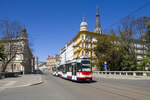 W�hrend ein Gro�teil der Vario LF in Olomouc mit Werbebeklebung unterwegs ist, zeigt sich die Vario LF.E - Garnitur 251 + 252 in den Hausfarben der DpmO. Am 30. April 2025 war die Garnitur auf der Linie 2 im Einsatz und ist hier unweit der Haltestelle �i�kovo n�měst� zu sehen.