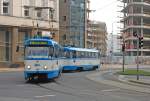 Tatra T3SUCS 954+958 (DP Ostrava, a.s.) biegt ab Strae des 28. Oktober nach Bahnhofstrae, Richtung Hauptbahnhof im Stadtteil Přvoz/Priwoz; 18.04.2012