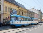 Doppeltraktion T3SUCS mit Fahrtwagen 995 als Linie 8 von Ostrauer Hauptbahnhof nach Wohngebiet Poruba, hier am Bahnhofstrae (Ndran ulice) im Stadtbezirk Mhrisch Ostrau und Priwoz (Mor. Ostrava a Přvoz); 18.04.2012 
Der Stadteil Přvoz ist nach Plnen von Wiener Architekt Camillo Sitte in 1890er Jahren gebaut.