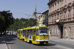 Wagen 324, mit barrierefreiem Mitteleinstieg, und 196, ein typischer Tatra 3-Zweiwagenzug der Straßenbahn Plzen, an der Haltestelle Englisches Ufer (Anglicke nabrezi) am 12.8.20.