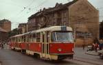 Tw 169 und ein weiterer Tatra-T3 fahren im August 1977 in Richtung Hauptbahnhof. In der Zwischenzeit hat sich hier vieles verändert, in diesem Jahr ist Plzen/Pilsen Kulturhauptstadt Eurpoas.