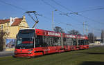 Prag Skoda 15T 9202 mit der Vollwerbung für die Fluglinie Emirates, ist hier als Linie 18 kurz vor der nächsten Hatestelle Hradčanská zu sehen, 16.03.2017.