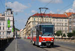 T6A5 8732 als Linie 7 nach Cernokostelecka beim Überqueren der Palackeho most.