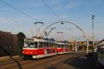 T3R.P 8470 + 8471 bei der Ausfahrt aus der Haltestelle Geologicka. (21.09.2018)