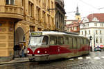 07. August 2010, Prag im Dauerregen. Diesem Straßenbahnzug des Typs Tatra T3R.PLF begegneten wir auf der  Kleinseite . 