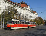 Die beiden Tatra Triebwägen  T3RP 8353 +  TW 8354 waren zum Mittag des 22. Oktober 2021 auf der Linie 22 nach Bílá hora unterwegs und wurden von mir vor  der  Dlabačov Kaserne fotografiert.