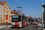 Als erster Wagen der Prager Straßenbahn erhielt im Juni 2022 der KT8D5RN2 9079 das neue schachbrettartige Design des Verkehrsverbundes  PID , während sich im Hintergrund der Tw.9062 noch im herkömlichen Farbkleid präsentiert. (ul. V Olsinach, Hst. Prubezna, 06.09.2022)