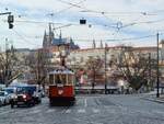 DPP 2272 am 13.02.2024 auf Stadtrundfahrt an der Haltestelle Staroměstsk in Prag.