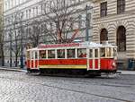 DPP 2272 am 13.02.2024 auf Stadtrundfahrt an der Haltestelle Staroměstská in Prag.