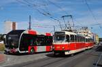 T3R.P 8357 + 8362 als Linie 12 nach Sidliste Barrandov sowie Trolleybus 101 am Umsteigeknoten Palmovka.