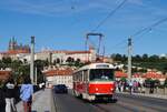 Tw.6102, der museal erhaltene erste Serienwagen der Reihe T3 aus dem Jahr 1962, überquert die Manesuvbrücke, im Hintergrund erhebt sich der Hradschin.