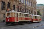 Vor dem  Museum für dekorative Kunst  fährt am 16.4.2026 der Triebwagen 2172 mit dem Beiwagen 1562 auf der Museumslinie 42 durch Prag.
Beide Wagen wurden von Ringhoffer DSM gebaut.