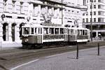 Ein Zweiwagenzug bestehend aus dem Triebwagen 351, der 1915 von Ringhoffer DSM gebaut wurde und der Beiwagen 1202, der 1930 von Ringhoffer DSM gebaut wurde fährt am 18.4.2026 auf der Linie 42 durch Prag hier kurz vor der Haltestelle Náměstí Republiky.