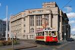 Prag: Historischer Triebwagen Nr.351 als Linie 41 zum Stra�enbahnmuseum Stresovice auf dem Nabrezi Kapitana Jarose.
