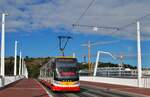 Prag: ForCity15T4 9384 �berquert auf der am 17.04.2026 er�ffneten Dvoreckybr�cke die Moldau.