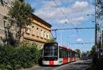 Prag: ForCityPlus52T 9515 als Linie 12 nach Sidliste Barrandov auf der Fahrt durch den Vorort Zlichov. (30.08.2026)