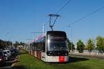 Prag: Tw.9503 der Linie 8 nach Stary Hloubetin f�hrt in der Trida Milady Horakove flott am morgendlichen Verkehrsstau vorbei und n�hert sich der Haltestelle Hradcanska.