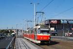 Prag: T3R.P 8475 + 8374 als Linie 26 vor der epet - Arena, dem Heimstadion des AC-Sparta.