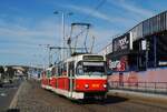 Prag: T3R.P 8508 + 8480 der Linie 25 fahren in der Trida Milady Horakove an der epet - Arena vorbei.