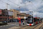Prag: Tw.9504 als Linie 12 nach Sidliste Barrandov vor dem Bahnhof Prag - Smichov, der zur Zeit umfangreichen Sanierungsma�nahmen unterzogen wird. (01.09.2026)