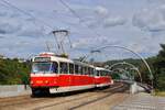 Prag: T3R.P 8566 + 8505 als Linie 21 nach Slivenec in voller Fahrt auf der Barrandovbr�cke zwischen den Haltestellen Hlubocepy und Geologicka.