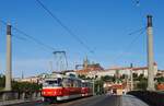 Prag: Das T3R.P - Tandem 8418 + 8417der Linie 18 zur Vozovna Pankrac �berquert die Manesuv most, im Hintergrund erhebt sich die Burganlage des Hradschin.