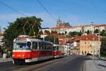 Prag: T3R.PV 8169 + 8172 als Linie 2 beim �berqueren des Manesuvbr�cke, im Hintergrund der Stadtteil Kleinseite mit dem Hradschin. (01.09.2026)