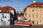 Prag: Das aus den T3R.P 8545 + 8398 bestehende Tandem der Linie 15 zum Olsanske hrbitov biegt aus der Letenska ul. in den Klarov - Platz ein. (01.09.2026)