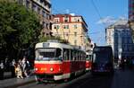 Prag: Ein vom Tw.8015 gef�hrtes Tandem der Type T3M2.DVC als Linie 7 nach Kotlarka an der Haltestelle Andel.