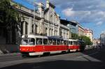 Prag: T3M2.DVC 8077 + 8088 vor der erhalten gebliebenen Fassade des ehemaligen CKD-Tatra Werkes in der Plzenska ul., das bis Anfang der 1990er - Jahre in Betrieb stand und danach in ein riesiges