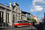 Prag: T3R.P 8353 + 8354 als Linie 10 vor der erhalten gebliebenen Fassade des ehemaligen CKD-Tatra Werkes in der Plzenska ul., das nun seit rund drei�ig Jahren als Einkaufszentrum eine neue Verwendung findet. Die beiden Wagen wurden hier im Jahr 1966 als T3 6615 + 6685 hergestellt und nach der Jahrtausendwende von der Hauptwerkst�tte der Verkehrsbetriebe zur Type T3R.P modernisiert. (01.09.2026)