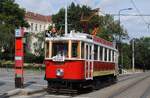 Prag: Historischer Triebwagen 2210 auf der Museumslinie 42 Dlabacov in der Haltestelle Pohorelec. (04.09.2026)