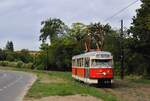 Prag: Historischer Triebwagen T2R 6003, der bereits bei den Verkehrsbetrieben Ostrava und Liberec gedient hatte, in der Jeleni trida kurz vor der Haltestelle Prazsky hrad. (03.09.2026)