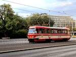 Der Fahrschulwagen DPP 5516 am 05.08.2026 in der Evropsk� in Prag.