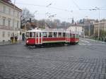 Der Museumstriebwagen der Prager Straenbahn biegt in die Letenska ein, 08.11.08