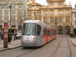 Wagen 9133 der Prager Straenbahn steht als Linie 12 an der Haltestelle  Malostransk nměsti . Von hier ist es nicht weit zur Karlsbrcke (Karlův most) oder zur Prager Burg (Prasky hrad). Diese Niederflurbahnen wurden ab 2006 von koda gebaut. 2009-03-13.