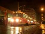 Wagen 7233 der Prager Straenbahn steht am verregneten Abend des 13.