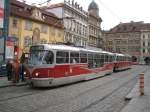 Wagen 8259 der Prager Straenbahn steht an der Haltestelle  Malostransk nměsti  und wird gleich in Richtung  Vypich  weiterfahren.