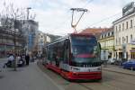 9201 der Prager Straenbahn verlsst die Haltestelle 'Anděl' auf Probefahrt.