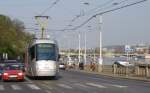 Fr 9163 geht es noch ein kleines Stckchen im Sprinttempo an der Moldau entlang, ehe er sich langsam durch die Gassen der Prager Kleinseite schlngelt. Prag, (H) Čechův most, 2010-04-28.