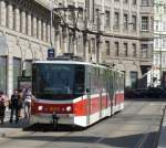 9053 steht an der Haltestelle 'Jindřisk'. In Krze wird er den Wenzelsplatz erreichen, der untrennbar mit dem Prager Frhling verbunden ist. Prag, 2010-04-29.